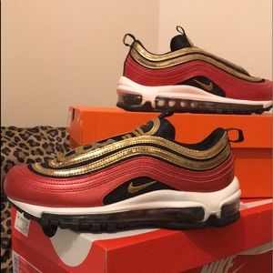 NEW!WOMANS NIKE AIR MAX ,NEVER WORN SIZE 6.